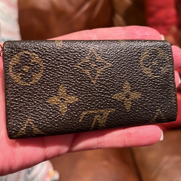 Authentic Louis Vuitton 4 key monogram holder - Picture 2 of 12